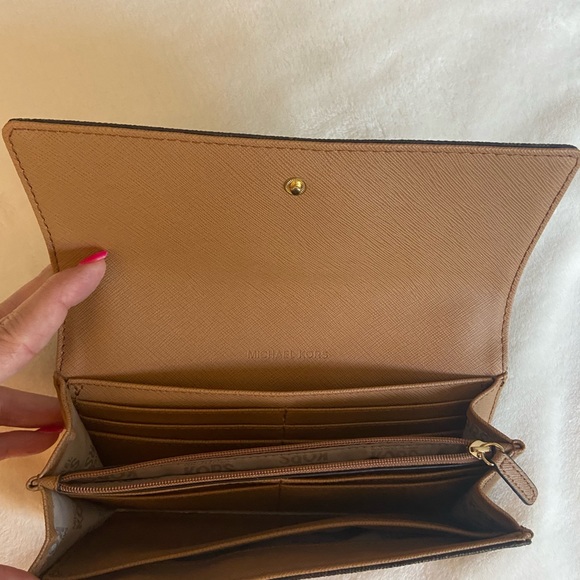 Michael Kors signature wallet with gold emblem. - Picture 4 of 5
